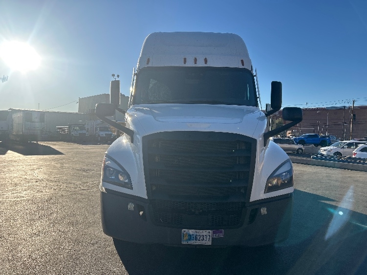 2023 Freightliner Cascadia in Las Vegas, NV — photo 2