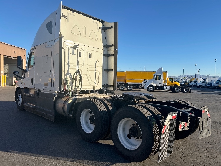 2023 Freightliner Cascadia in Las Vegas, NV — photo 5