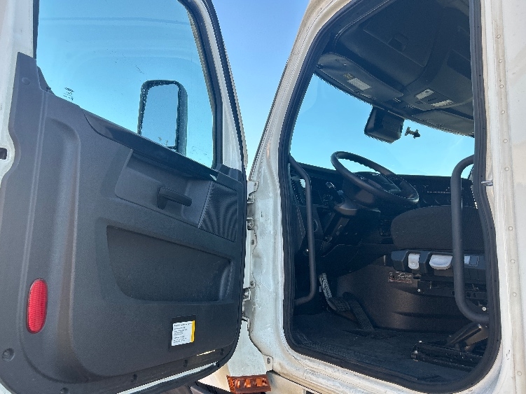 2023 Freightliner Cascadia in Las Vegas, NV — photo 9