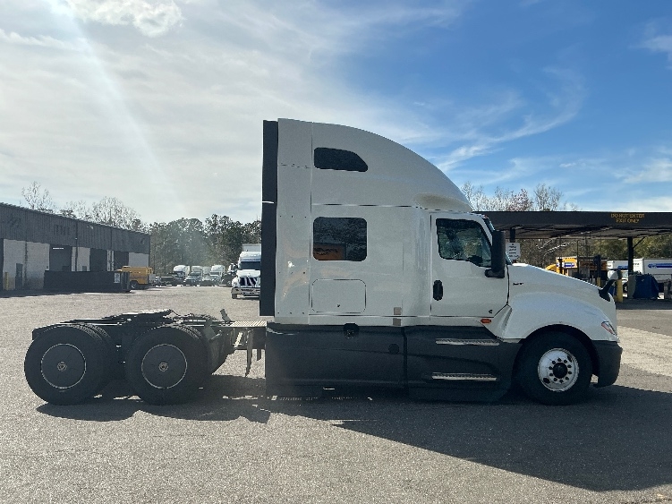 2023 International LT in Jacksonville, FL — photo 8