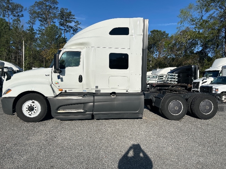 2023 International LT in Jacksonville, FL — photo 4