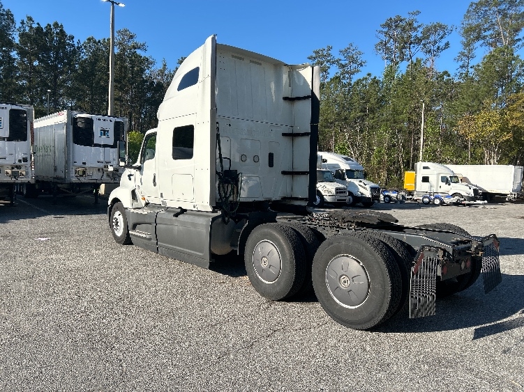 2023 International LT in Jacksonville, FL — photo 5