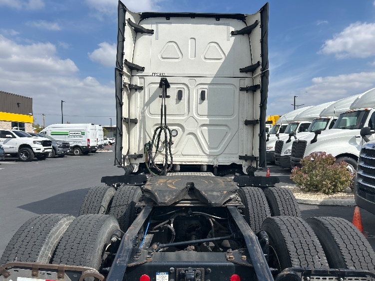 2023 Freightliner Cascadia in Fontana, CA — photo 6