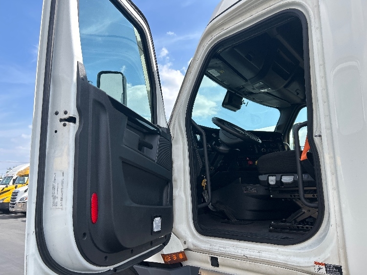 2023 Freightliner Cascadia in Fontana, CA — photo 9