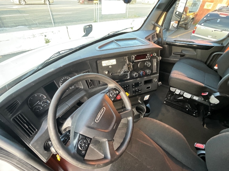 2023 Freightliner Cascadia in Torrance, CA — photo 10