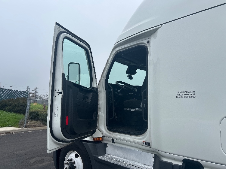 2023 Freightliner Cascadia in West Sacramento, CA — photo 9