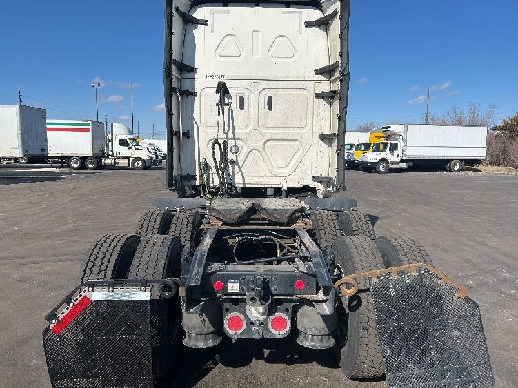 2023 Freightliner Cascadia in Indianapolis, IN — photo 6