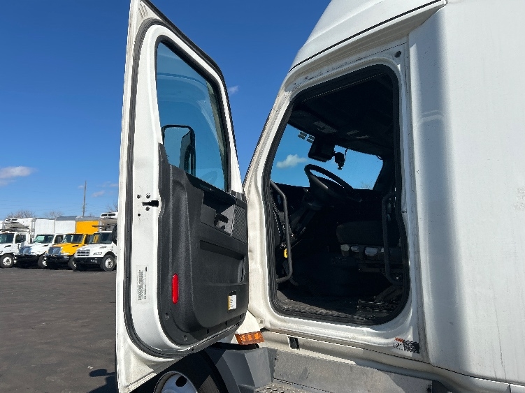 2023 Freightliner Cascadia in Indianapolis, IN — photo 9