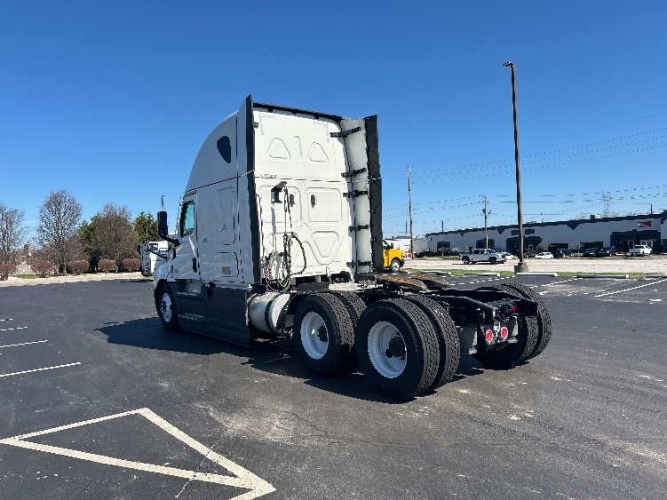 2023 Freightliner Cascadia in Indianapolis, IN — photo 5