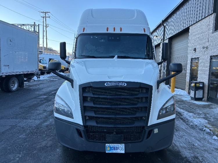 2023 Freightliner Cascadia in North Bergen, NJ — photo 2