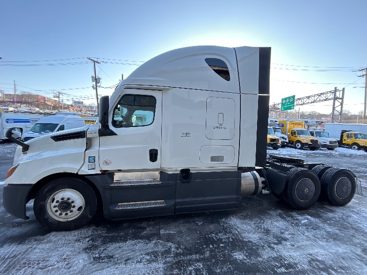 2023 Freightliner Cascadia in North Bergen, NJ — photo 4