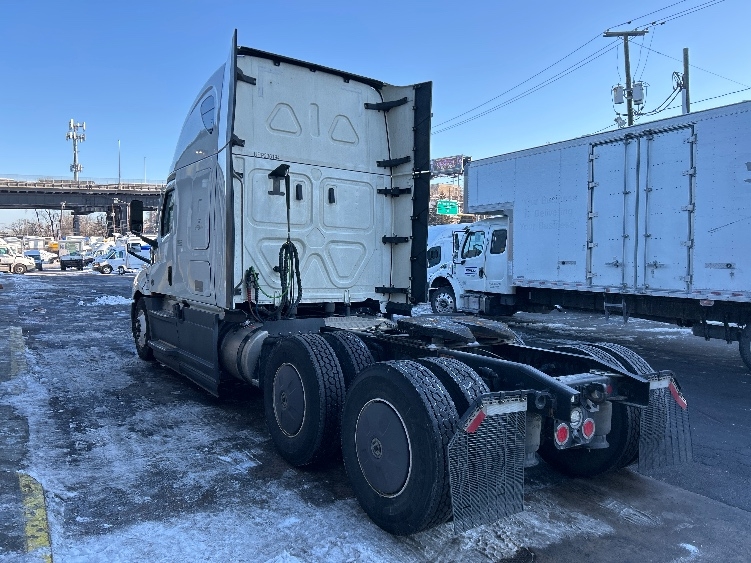 2023 Freightliner Cascadia in North Bergen, NJ — photo 5