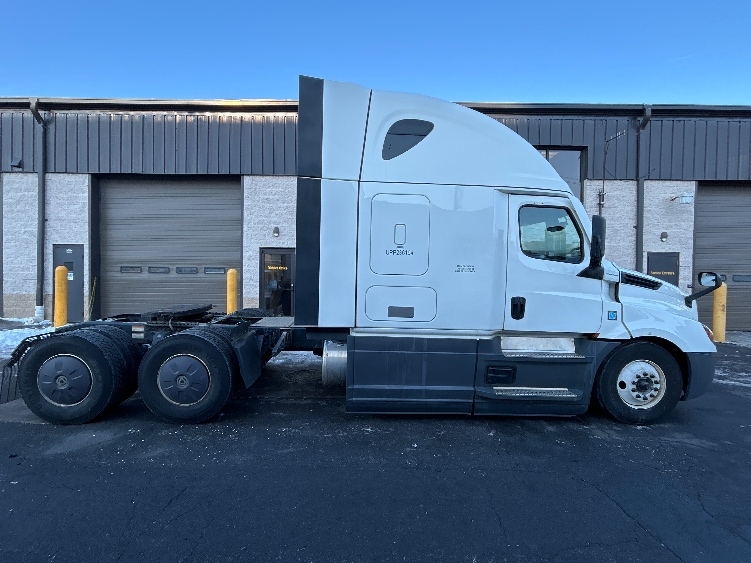 2023 Freightliner Cascadia in North Bergen, NJ — photo 8