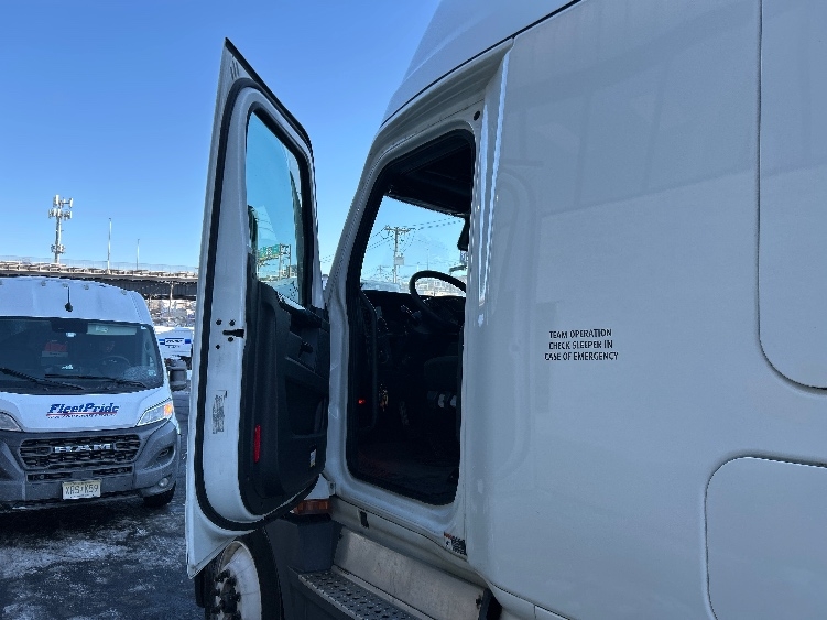 2023 Freightliner Cascadia in North Bergen, NJ — photo 9
