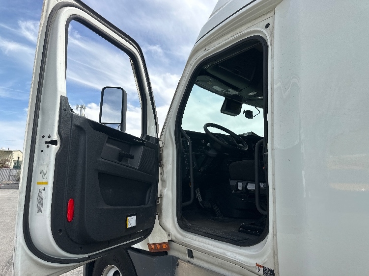 2023 Freightliner Cascadia in Sparks, NV — photo 9