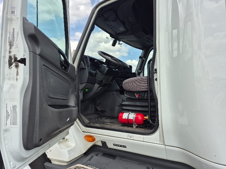 2023 International LT in La Porte, IN — photo 9