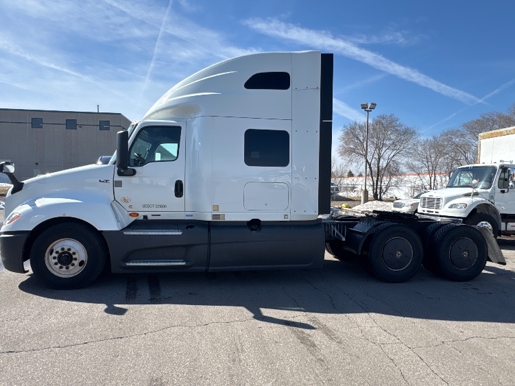 2023 International LT in Brooklyn Park, MN — photo 4