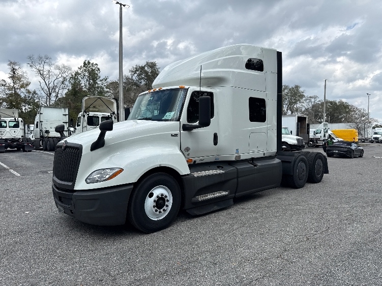2023 International LT in Jacksonville, FL — photo 3