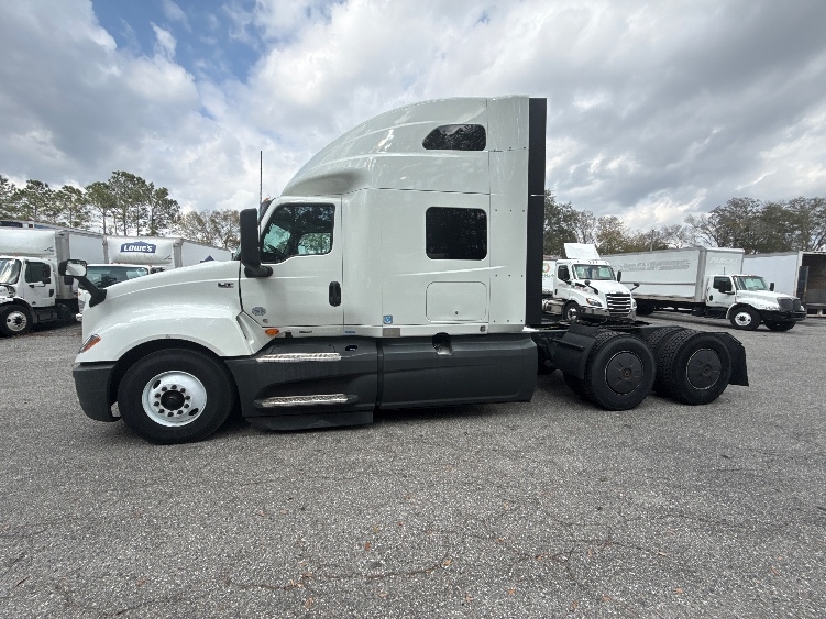 2023 International LT in Jacksonville, FL — photo 4