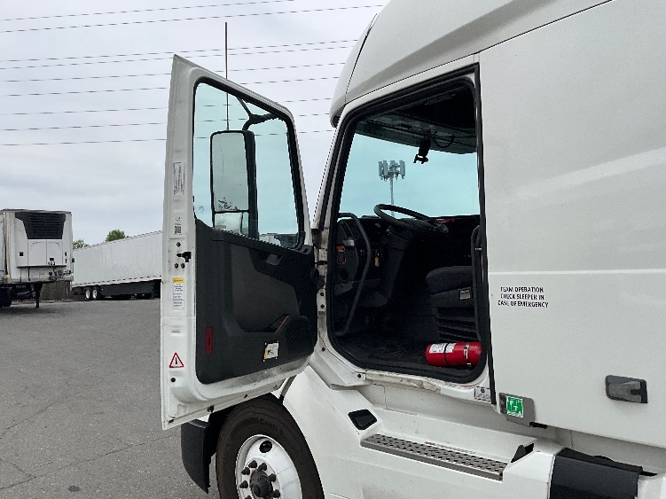 2023 Volvo VNL 760 in West Sacramento, CA — photo 9