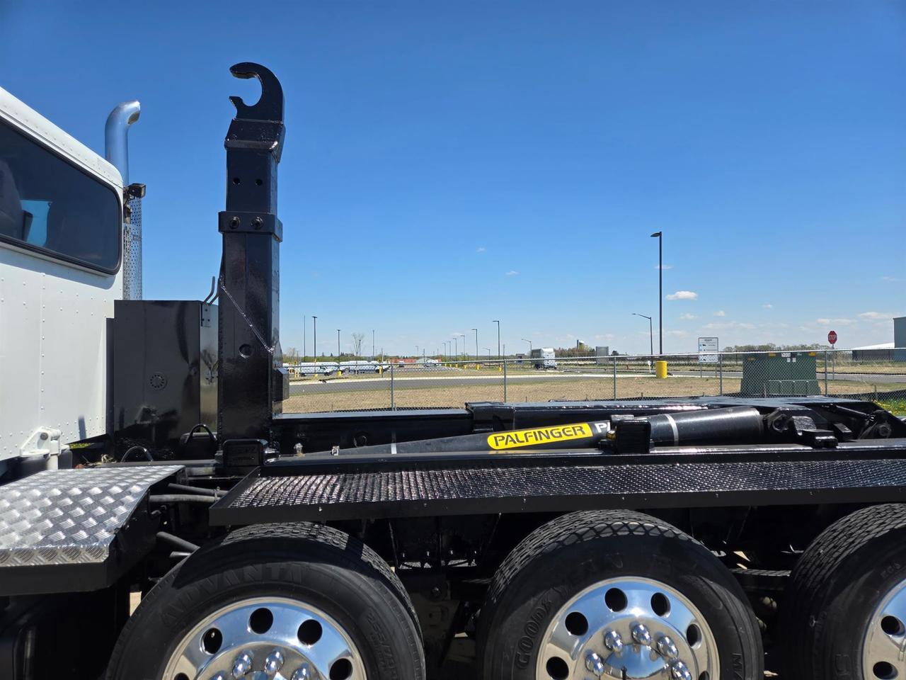 2014 Peterbilt 367 in Rochester, MN — photo 4