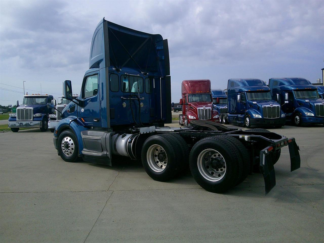 2018 Peterbilt 579 in Fargo, ND — photo 4
