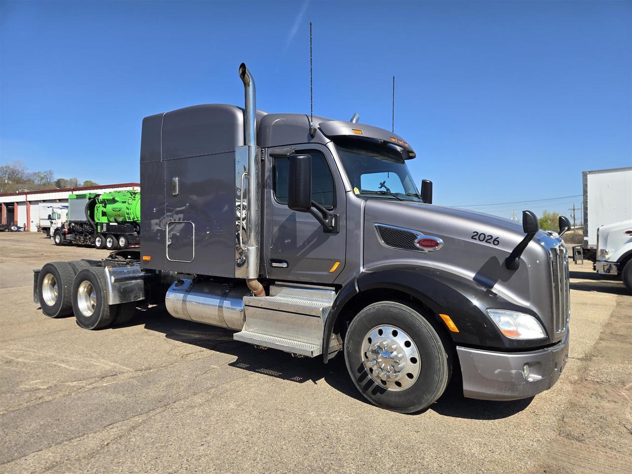2019 Peterbilt 579 in South St. Paul, MN — photo 2