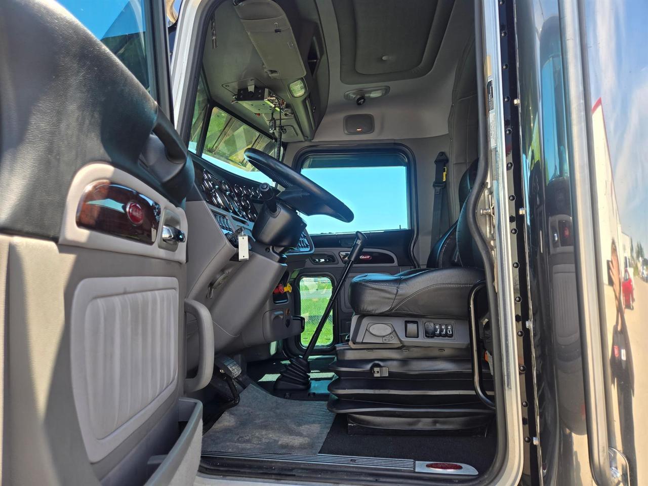 2020 Peterbilt 389 in Rochester, MN — photo 9