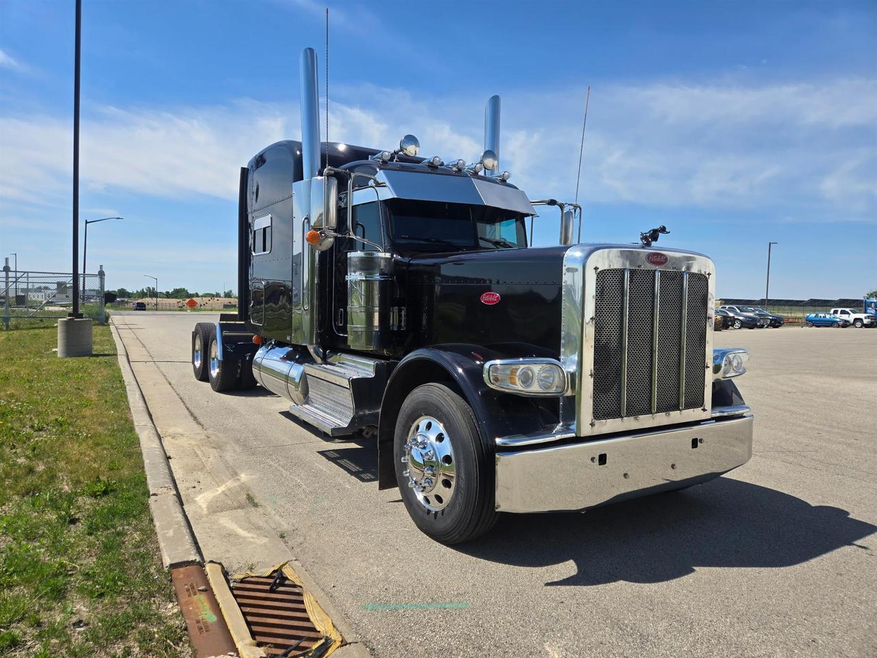 2020 Peterbilt 389 in Rochester, MN — photo 2