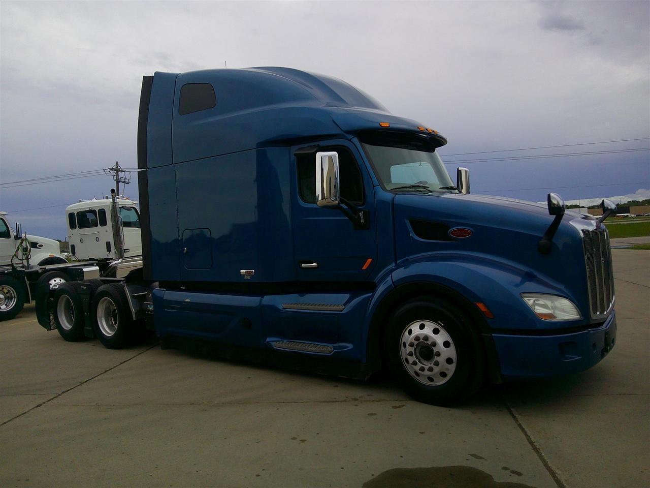 2020 Peterbilt 579 in South St. Paul, MN — photo 2