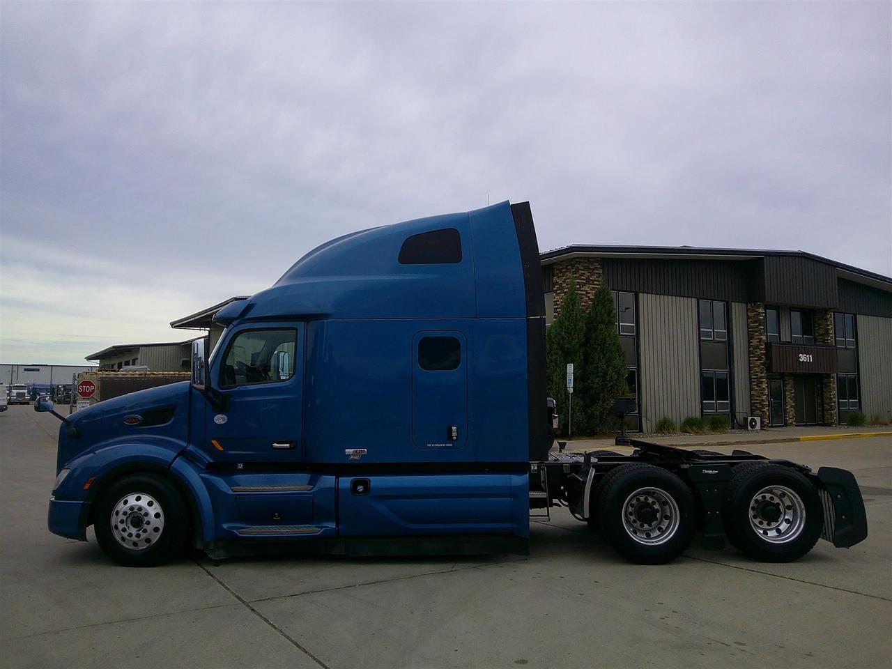 2020 Peterbilt 579 in South St. Paul, MN — photo 3