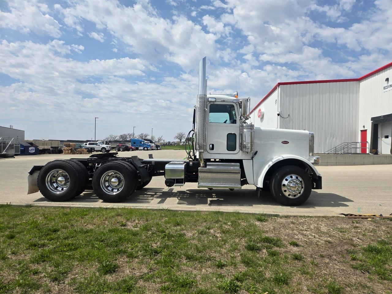 2021 Peterbilt 389 in Rochester, MN — photo 3
