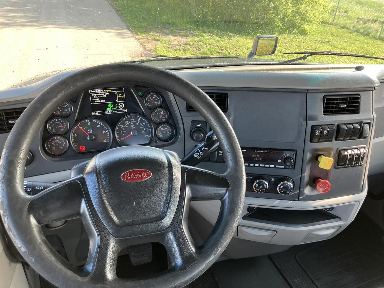 2021 Peterbilt 579 in Rochester, MN — photo 10