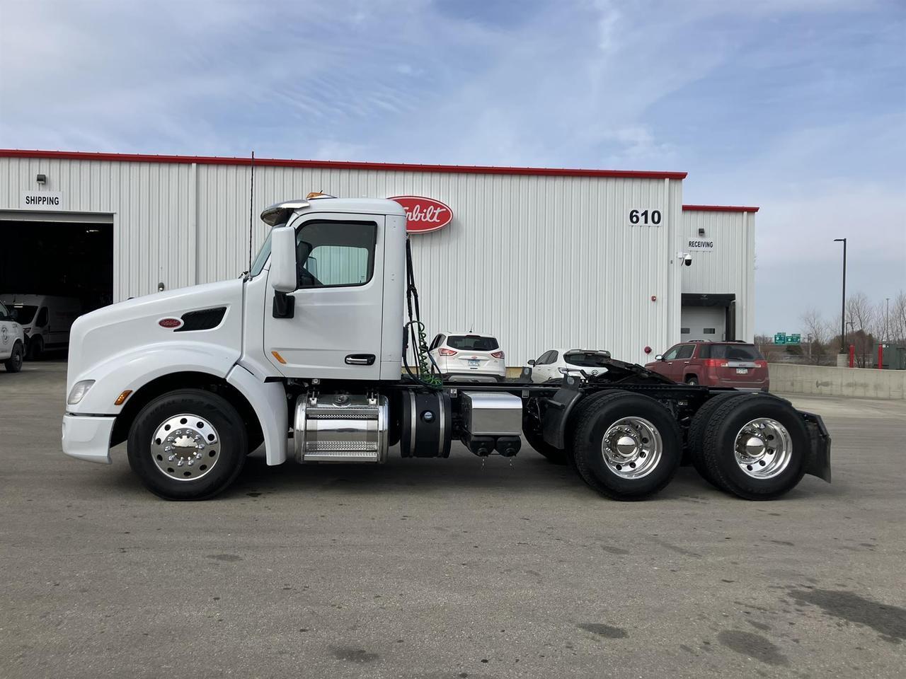 2021 Peterbilt 579 in South St. Paul, MN — photo 3