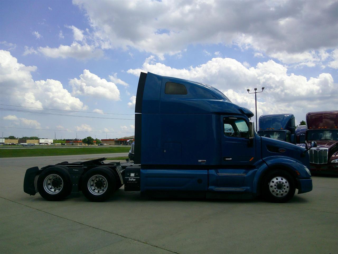 2021 Peterbilt 579 in Fargo, ND — photo 4