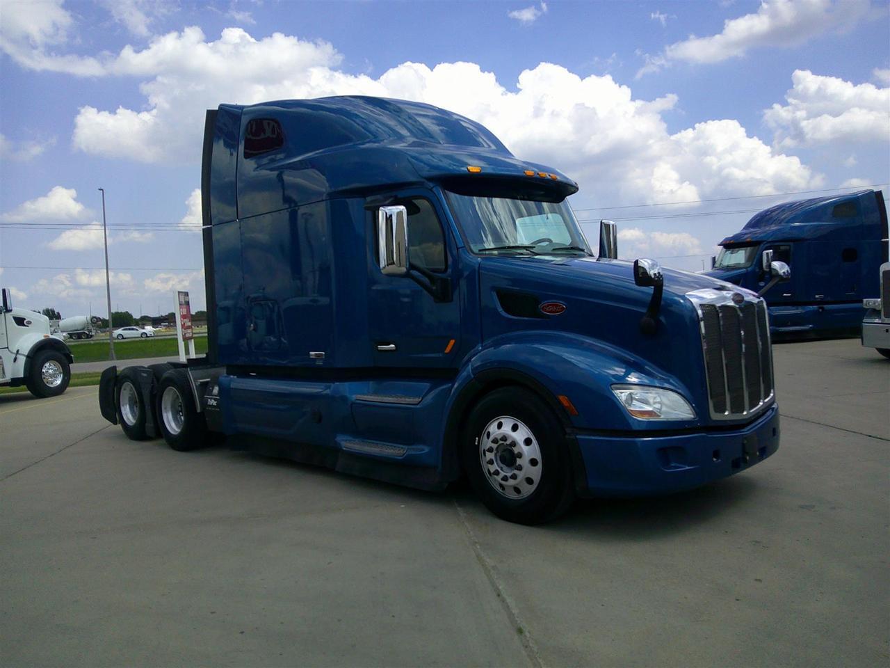 2021 Peterbilt 579 in Fargo, ND — photo 2