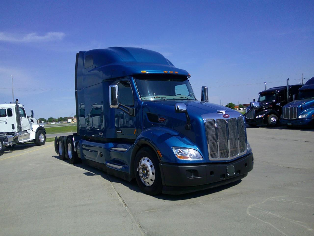 2021 Peterbilt 579 in Fargo, ND — photo 2