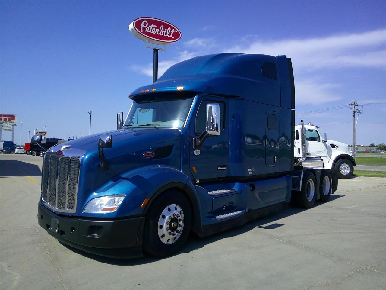 2021 Peterbilt 579 in Fargo, ND — photo 12