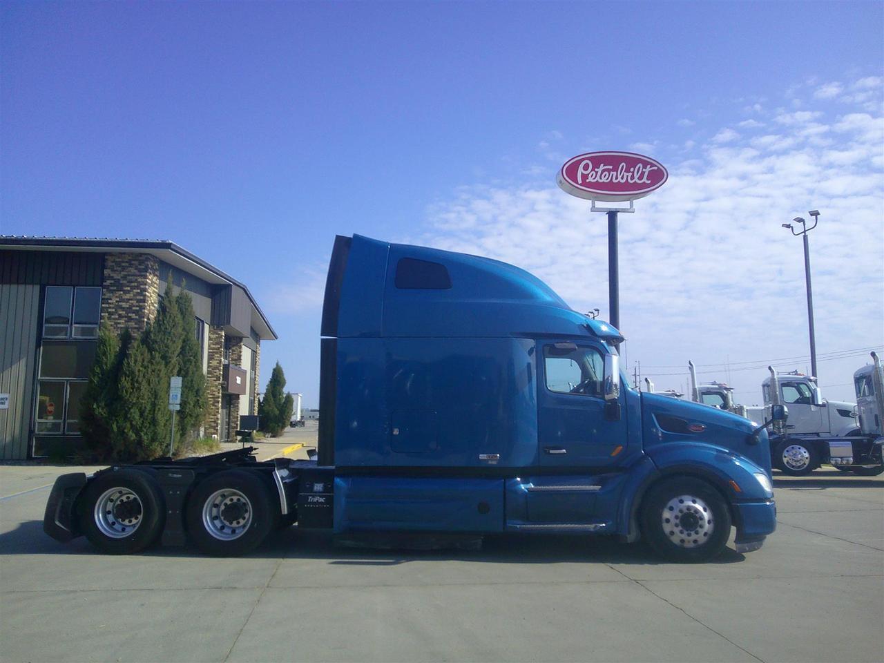 2021 Peterbilt 579 in South St. Paul, MN — photo 5