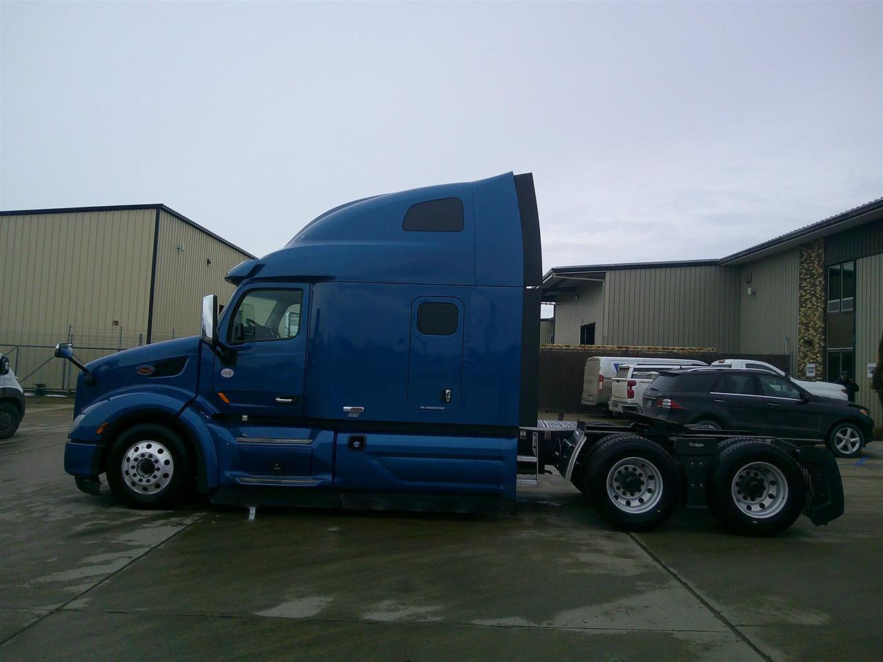 2021 Peterbilt 579 in South St. Paul, MN — photo 4