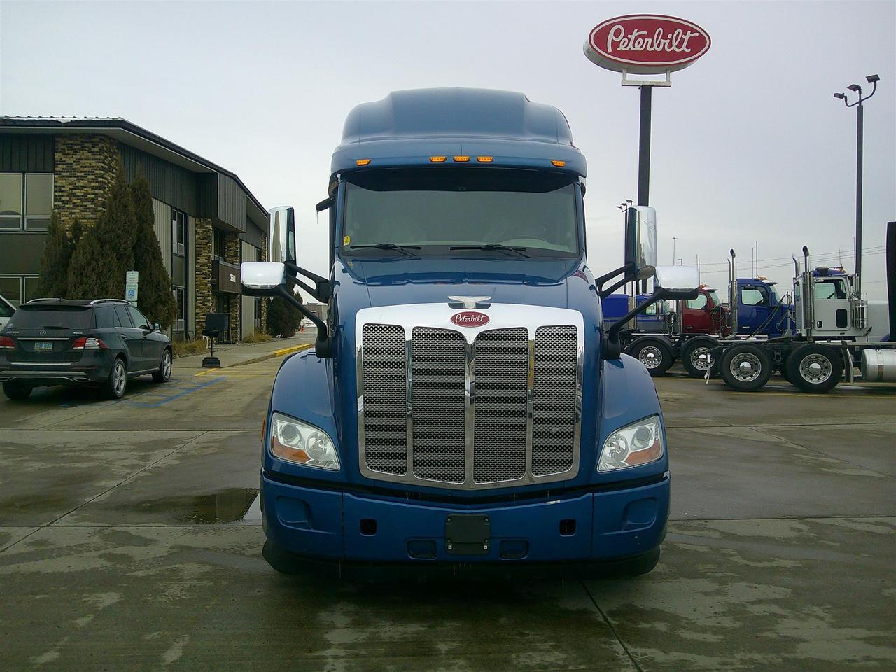 2021 Peterbilt 579 in South St. Paul, MN — photo 2