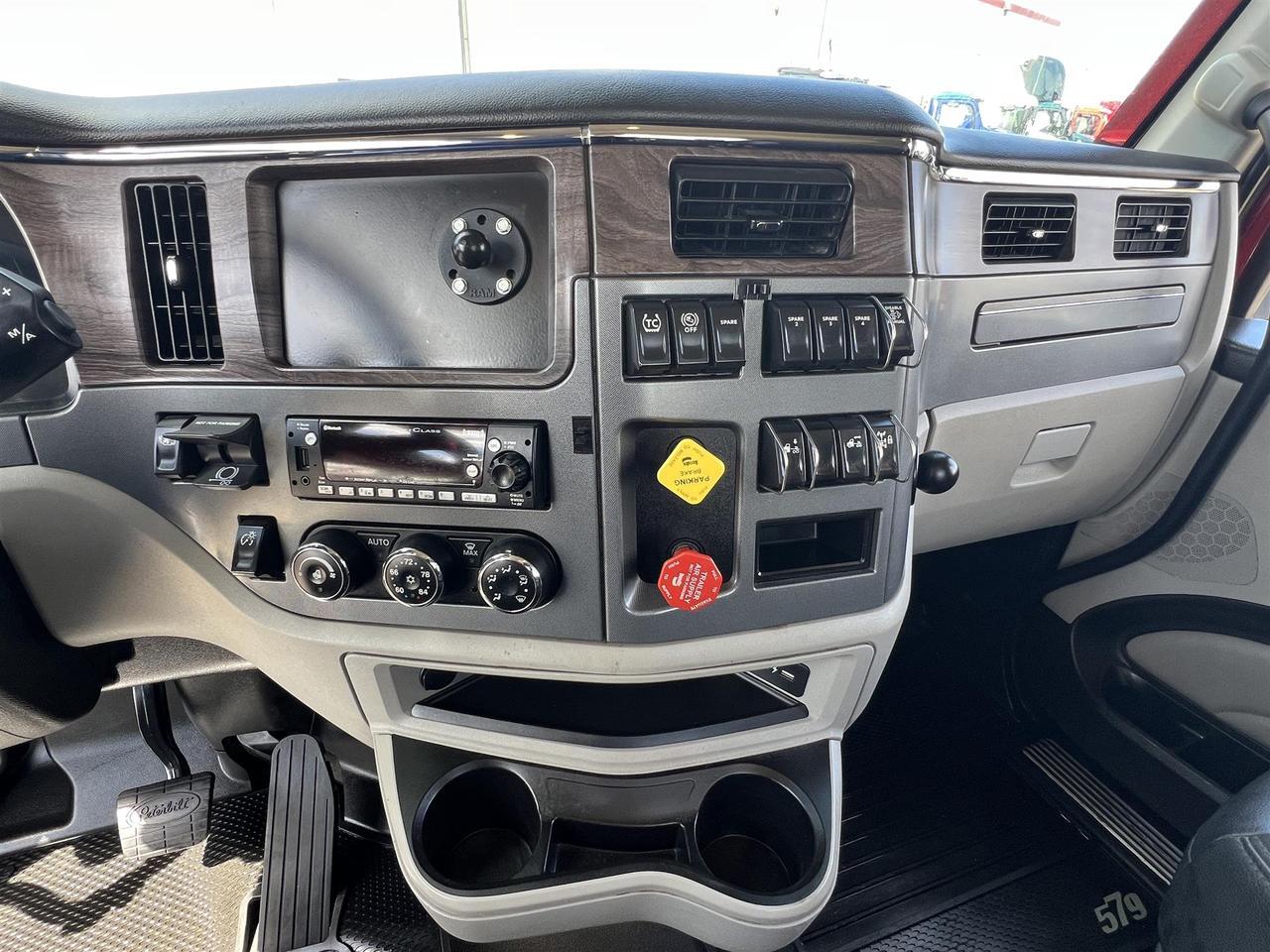 2022 Peterbilt 579 in Fargo, ND — photo 9
