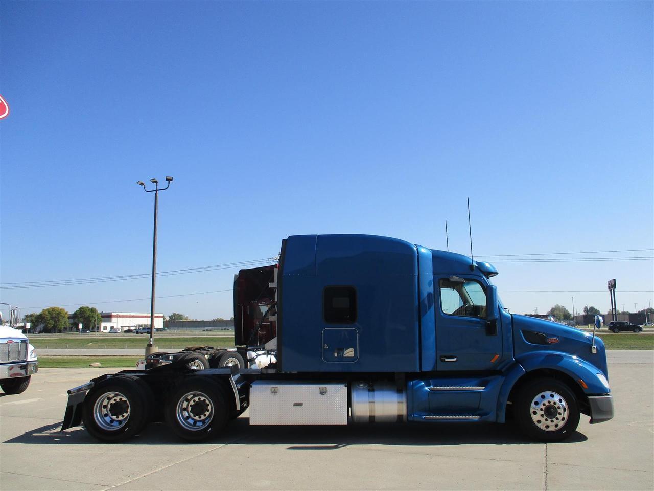 2022 Peterbilt 579 in South St. Paul, MN — photo 4