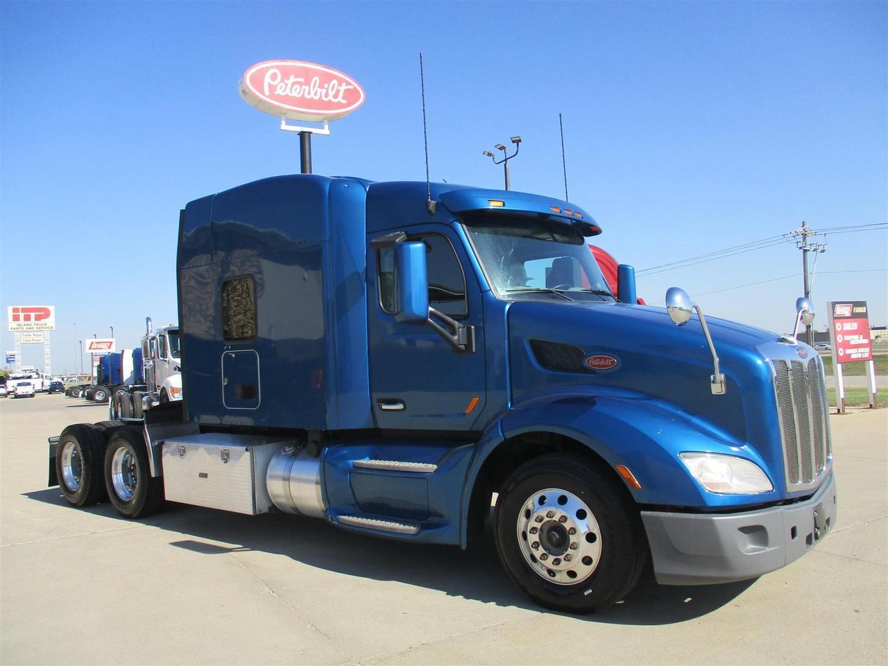 2022 Peterbilt 579 in South St. Paul, MN — photo 2