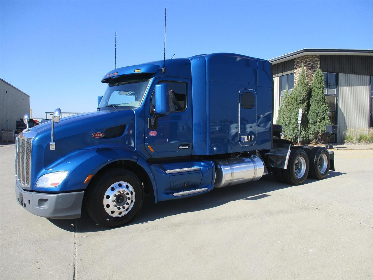 2022 Peterbilt 579 in South St. Paul, MN — photo 12