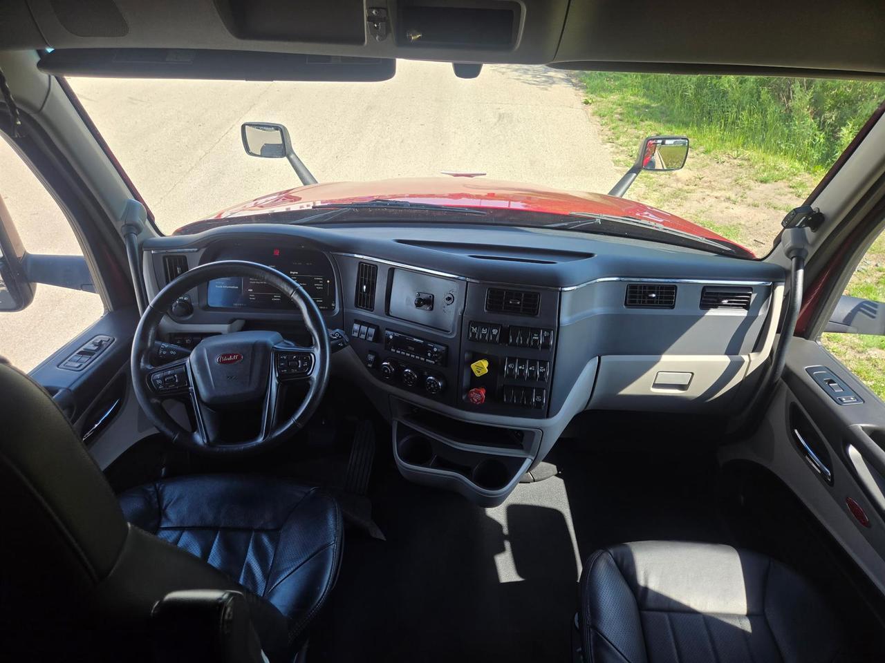 2023 Peterbilt 579 in Rochester, MN — photo 10