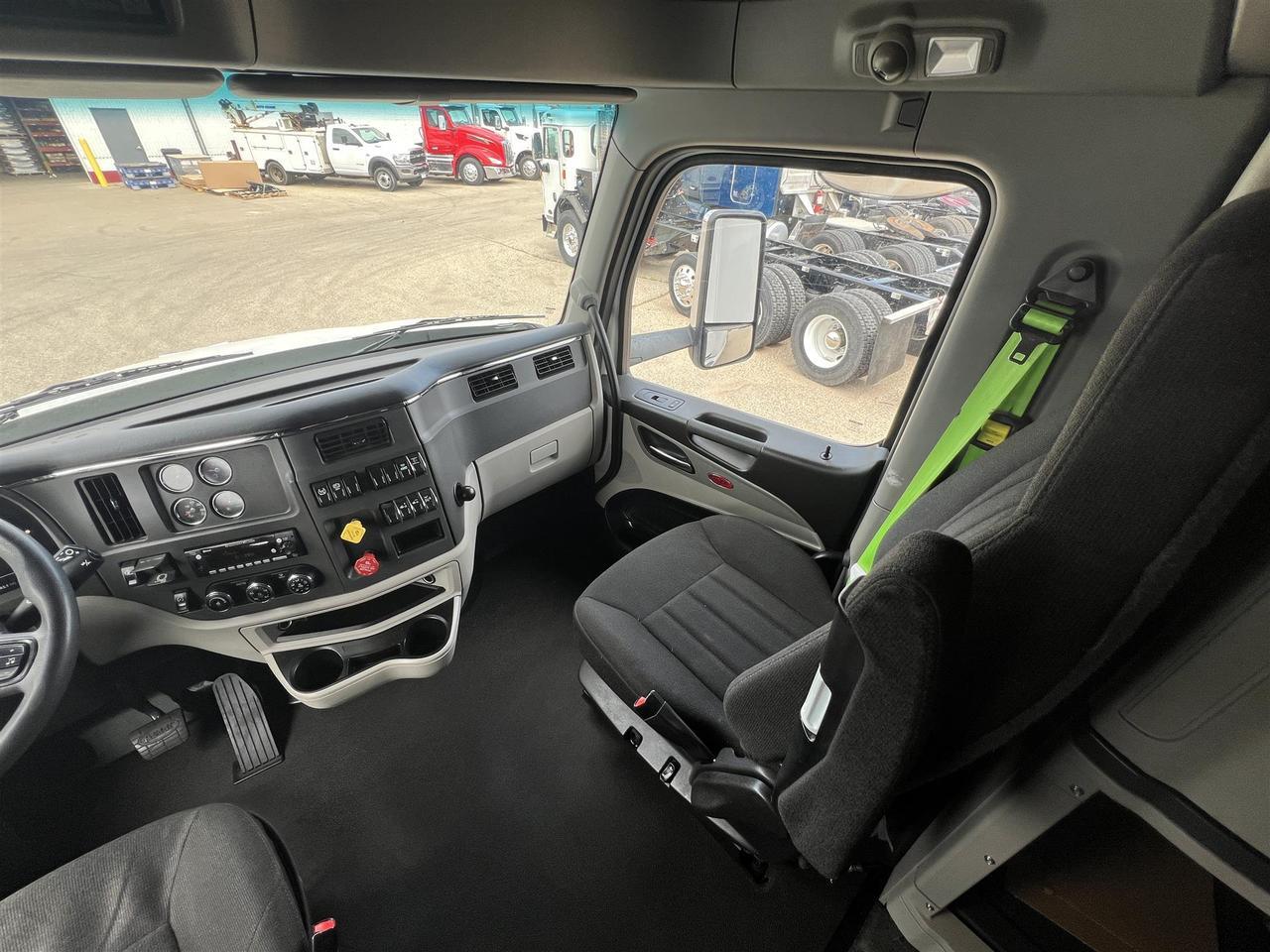 2023 Peterbilt 579 in South St. Paul, MN — photo 11