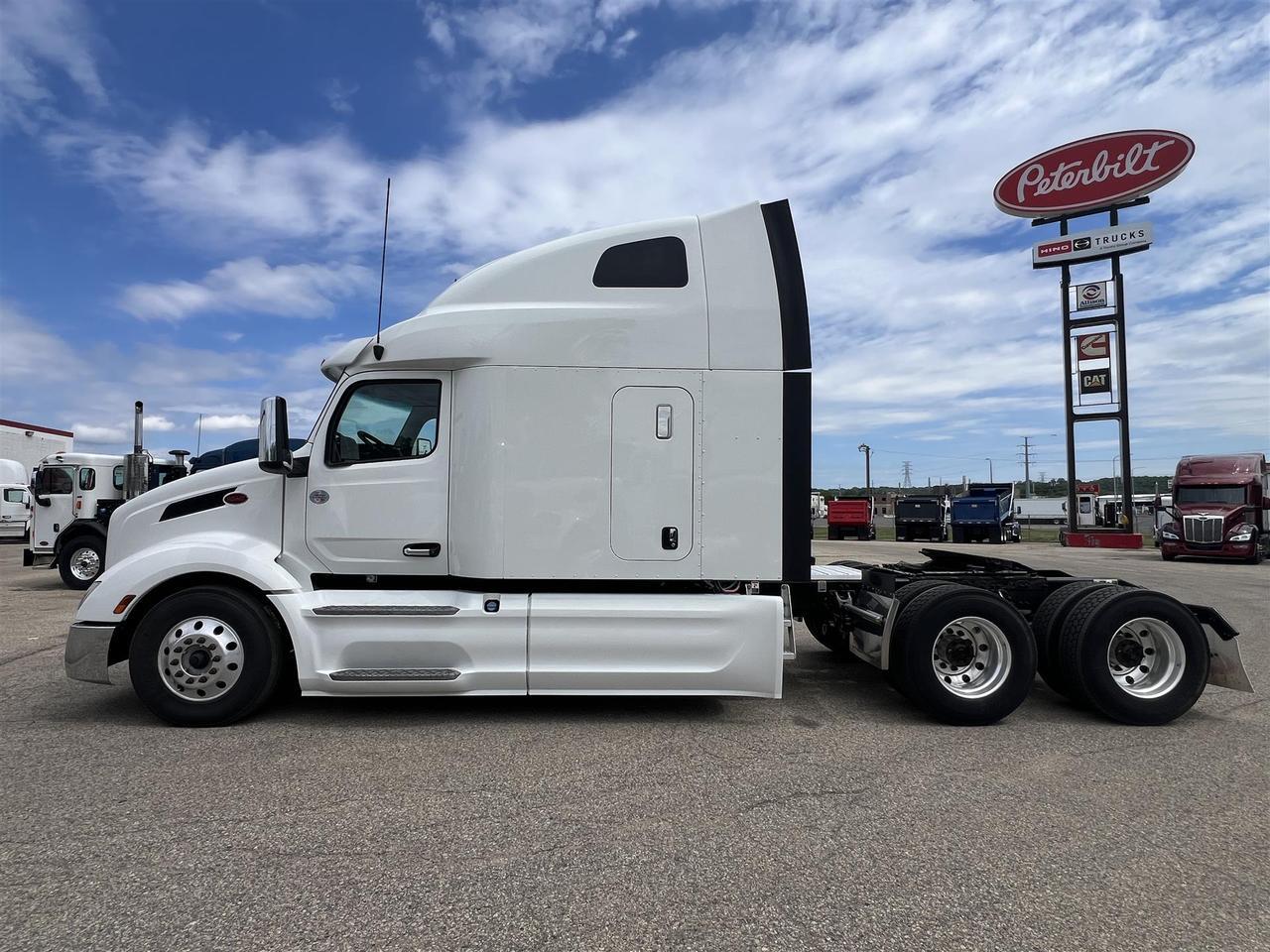 2023 Peterbilt 579 in South St. Paul, MN — photo 3