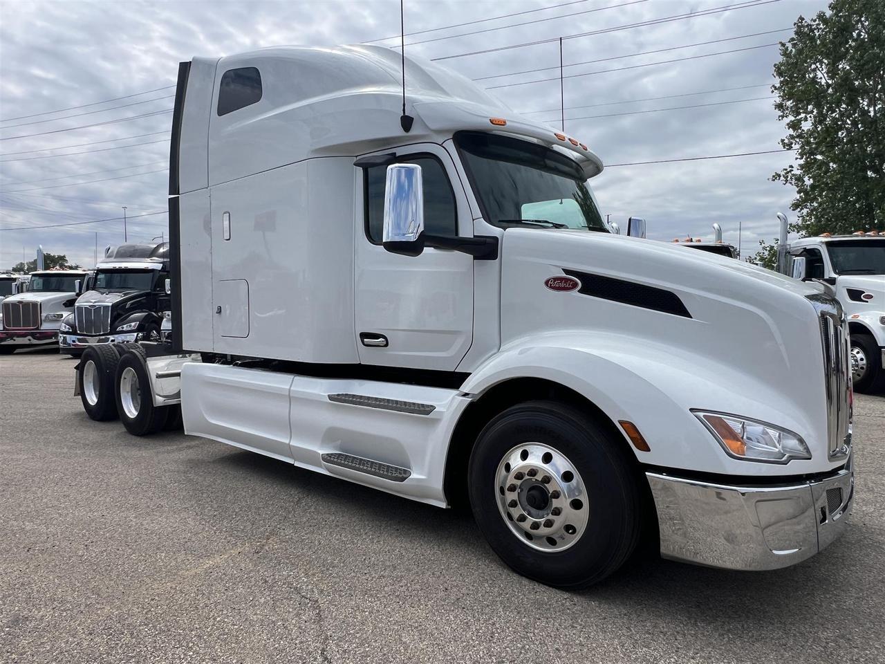 2023 Peterbilt 579 in South St. Paul, MN — photo 2
