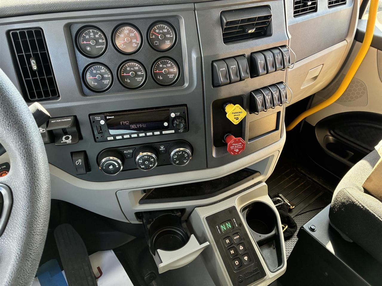 2025 Peterbilt 567 in South St. Paul, MN — photo 9